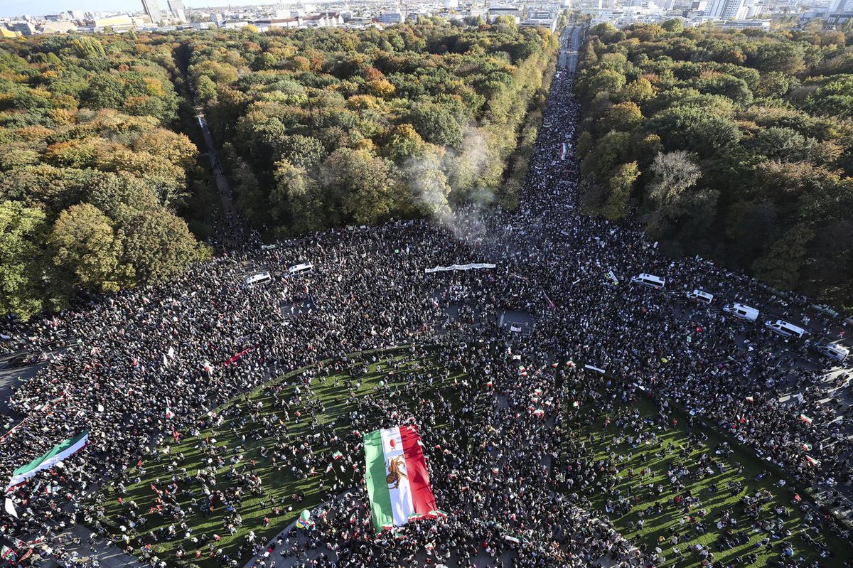 Vor einem Jahr hat die ganze Welt auf die #TheTimeHasCome -Rally nach Berlin geschaut. Mit 100.000 Menschen, die für #fraulebenfreiheit auf die Straße gegangen sind,  haben wir den Menschen in Iran so viel Hoffnung,Mut und Kraft gegeben.