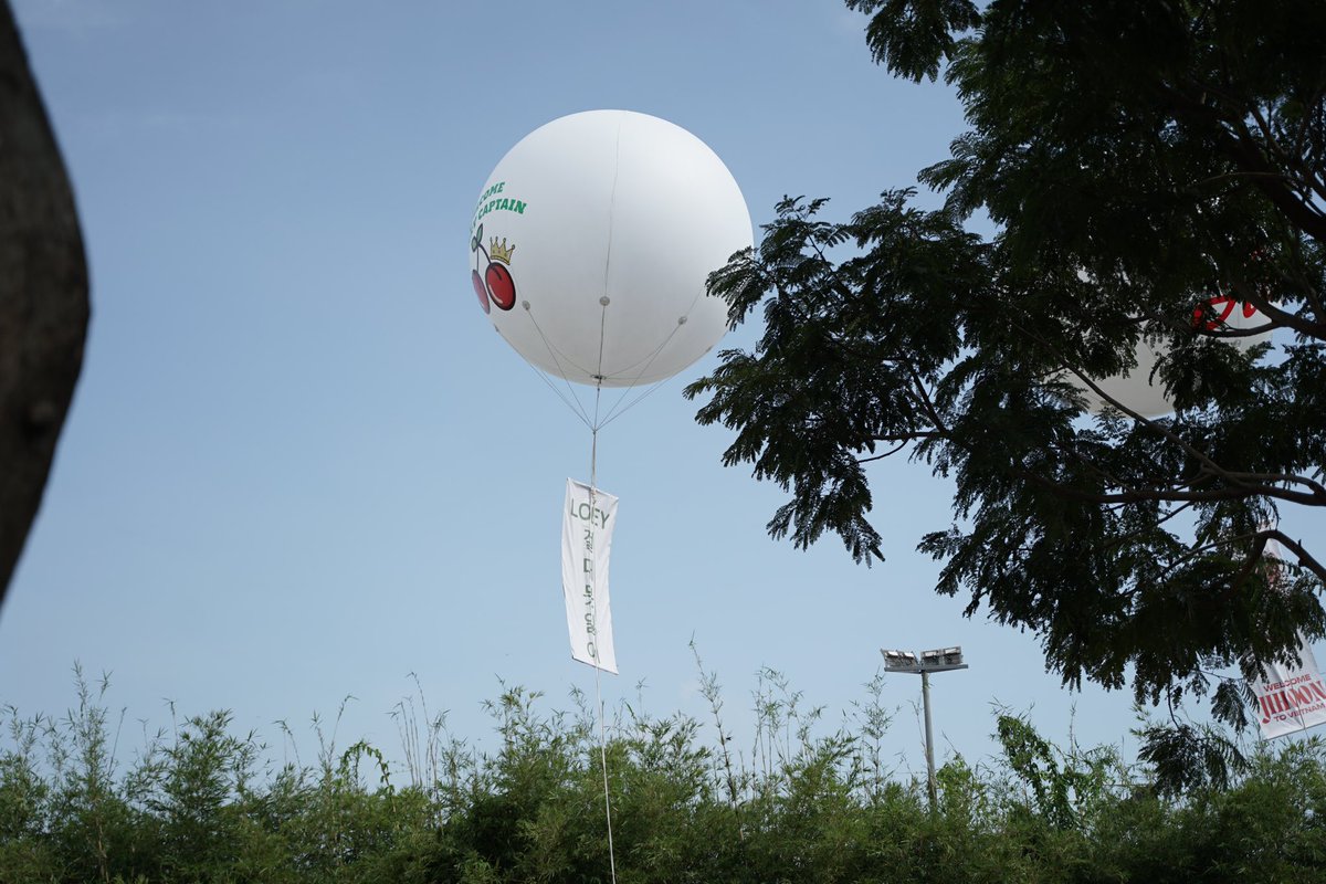 YeolBest_VN's tweet photo. Big balloon for our Cherry Captain ❤️

#WOWKMusicFestival_Chanyeol #WOWKMusicFestival #Chanyeol #찬열 https://t.co/ZjNUd1qUdk