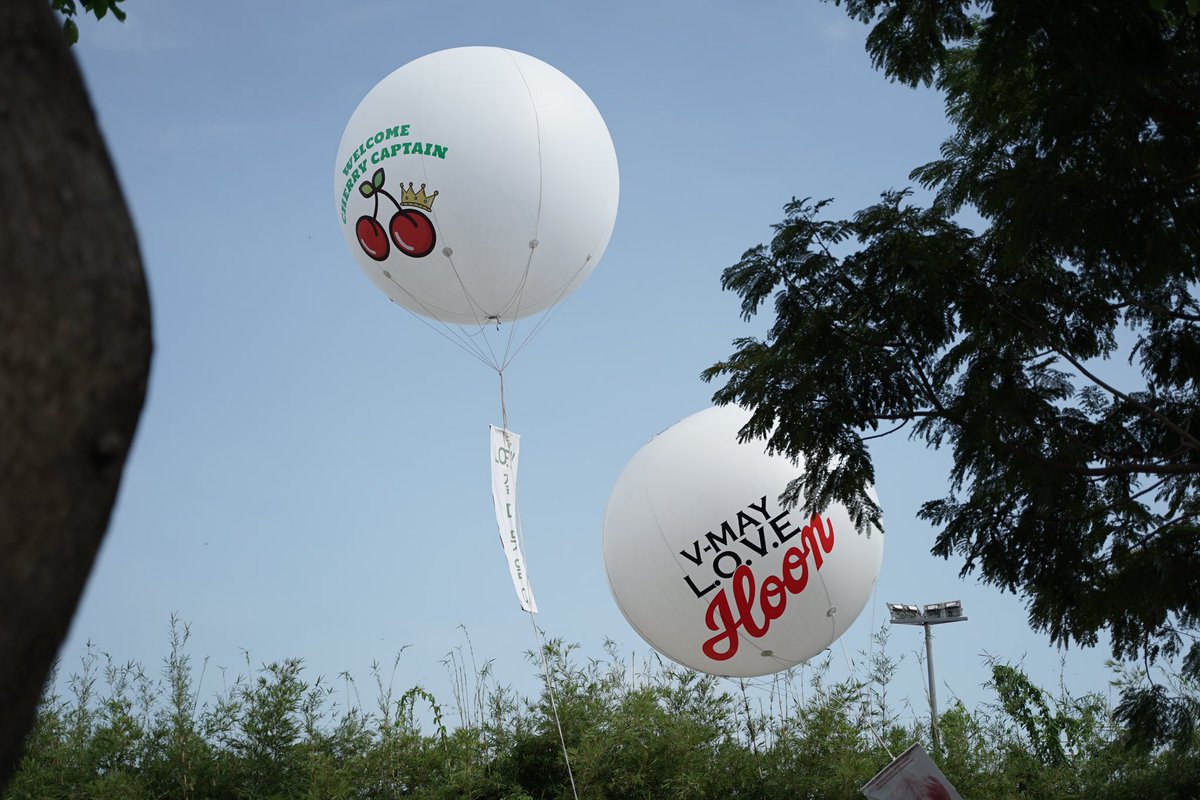 YeolBest_VN's tweet photo. Big balloon for our Cherry Captain ❤️

#WOWKMusicFestival_Chanyeol #WOWKMusicFestival #Chanyeol #찬열 https://t.co/ZjNUd1qUdk