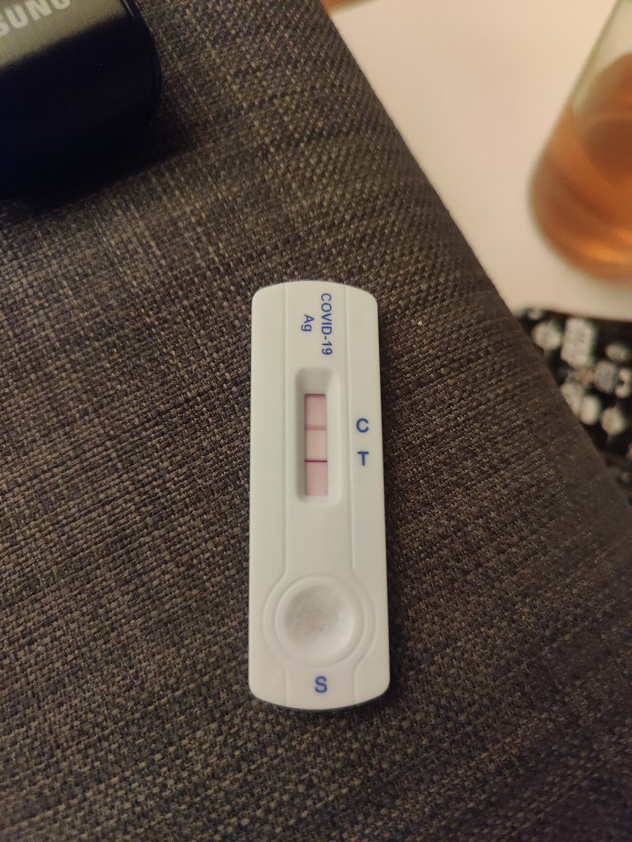 NelenaDiskai's tweet photo. Hab dann Mal die neue Variante für euch getestet. Meine bisherigen Erfahrungen:
Die ersten 3 neuen Symptome hatte ich noch vor Krankheitszeichen. Mit eintreten von Fieber, Husten und co war der Schnelltest negativ. Nach 2 Tagen Fieber lassen die Symptome langsam nach... https://t.co/7E3Qk9OKPT