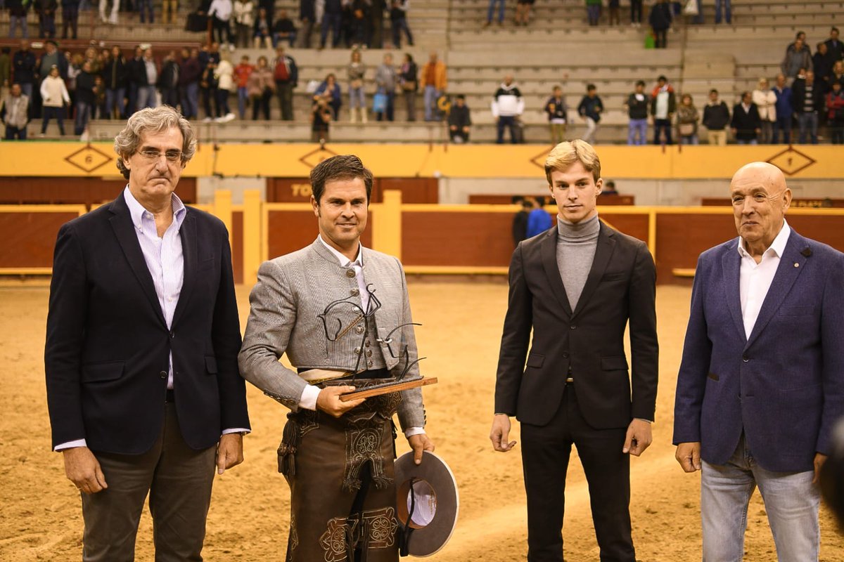 [REJONES] 🐎
<a href="/Sergio_Dminguez/">sergio dominguez</a> triunfador del II Torneo Manuel Vidrié recibiendo el trofeo de manos de Duarte Fernandes, primer campeón del certamen.🐎
<a href="/Moralzarzal/">Ayuntamiento de Moralzarzal</a> <a href="/ftorodelidia/">Fundación Toro Lidia</a> <a href="/5sergiovegas/">sergio vegas cid</a> <a href="/CavaleiraRita/">Ana Rita </a> <a href="/PacVelasquez/">Paco Velásquez</a>
➕INFO👇🏻
desdelcallejon.com/sergio-domingu…
#desdelcallejon #rejones