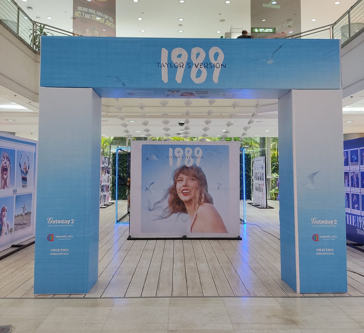 TheSwiftSociety's tweet photo. 📷| "1989 TV" exhibit in Philippines 🇵🇭 https://t.co/NPcuV9Ftwj
