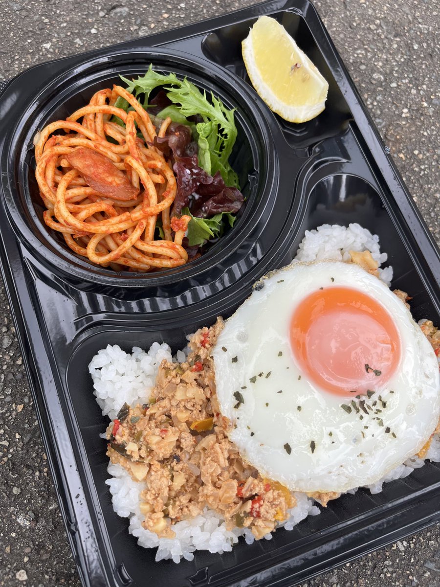 itaru_brix's tweet photo. スタグル、PLUS CAFE のガパオライス。
美味かったぞ後藤!
#PLUSCAFE
#ブラウブリッツ秋田 https://t.co/zdc2Sa9525