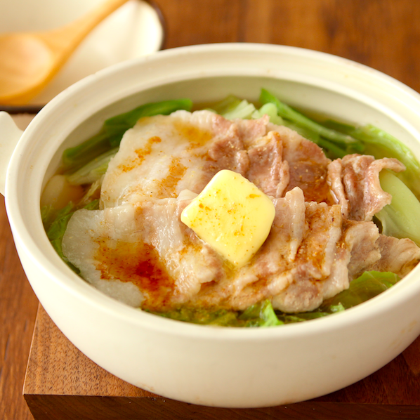 igarashi_yukari's tweet photo. 主材料3つで簡単！鍋食べたい時この手軽さでこの味は嬉しい。豚バラと鶏ガラの旨み絡んだキャベツはいくらでも食べられそうな美味しさです

【豚バラキャベツのにんにくバター醤油鍋】

水300ml、鶏ガラ小1強、醤油小1、にんにく2かけ煮立たせキャベツ1/6個、豚100g煮て醤油で調えごま油、バター、胡椒 https://t.co/qamyv1avbv