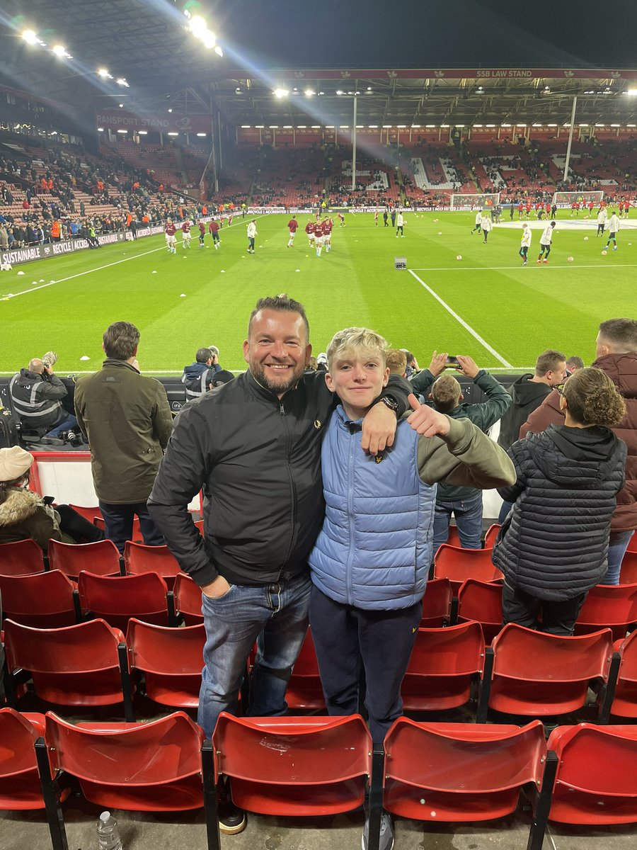 omski99's tweet photo. Crackin Away day with me boy 🇾🇪 #mufc #keepingthefaith https://t.co/bPhvZkDNrW