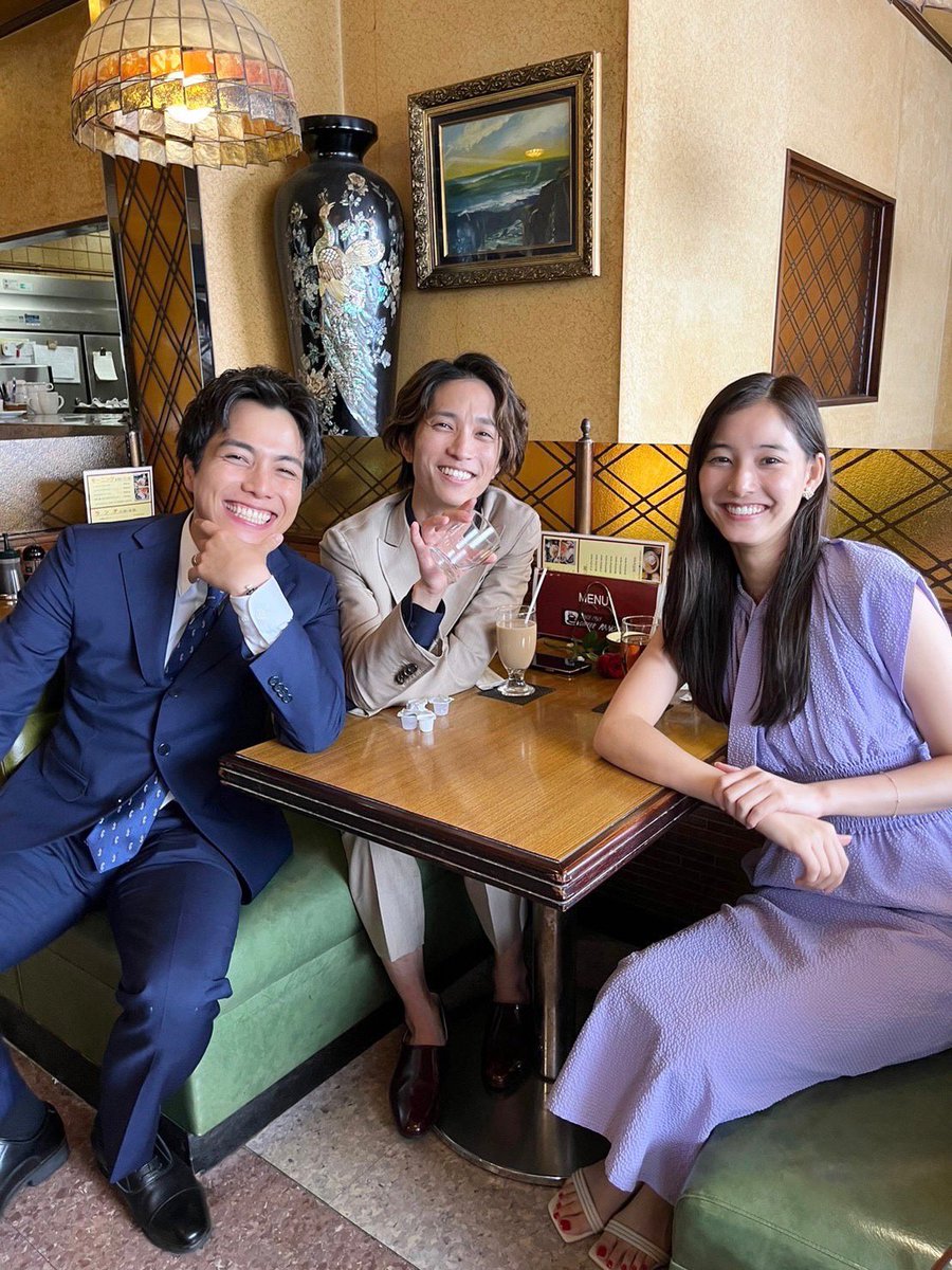 oshidoraEX's tweet photo. ／
#単身花日 🎆
第1〜2話 見逃し配信中‼️
＼

水かけたり💦
バックハグしたり🫶
本棚に隠れたり📚
いろいろあるシーンでしたが、
現場はいつも楽しげです☕️

TVerで、第1〜2話配信中！
https://t.co/dgKuTfubo0

#重岡大毅 #新木優子 #田中樹 #高梨臨 https://t.co/ThvGVgXcb2