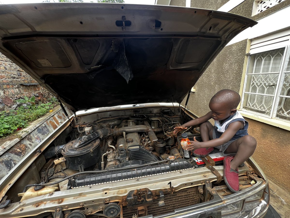 Man saw me adding water in the washer container and offered his Minute Maid 😂😂😂

The windscreen will be screening sweetness🤣🤣

#StartThemYoung