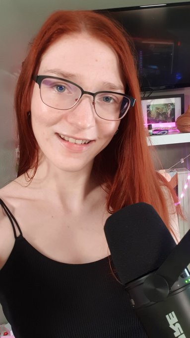Foxy Girls and their Microphone.. 🤪🥰🦊 https://t.co/Sk8Yuf93uz<a href="/tag/streamergirl"class="tags"><span>#streamergirl</span></a>