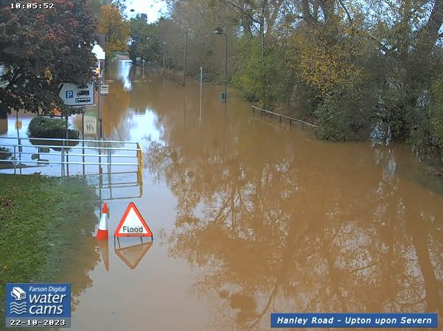 Here's a view of Hanley Road, Upton from the <a href="/farsondigital/">Glyn</a> web cam - road very much closed as you can see

Upton Bridge remains open however

Live pictures: farsondigitalwatercams.com/locations/upto…