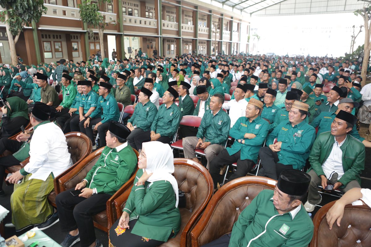 cakimiNOW's tweet photo. Konsolidasi pemenangan bersama seluruh struktur PKB dan Caleg se-Jawa Tengah. Saya sampaikan bahwa kemenangan PKB di Jawa Timur dan juara kedua di Jawa Tengah adalah modal yang sangat cukup memenangkan AMIN 2024.

Kerja keras seluruh kader, seluruh pengurus, juga simpatisan PKB adalah kelanjutan keringat dan air mata para kiai, ulama, masyayikh, pejuang dan pendahulu kita.

Kita ingin berubah, kita tidak ingin seperti bisnis biasa saja, tapi kita ingin perubahan cepat dan terasa.

Insyaallah, Jateng PKB menang dan AMIN menang!

#AMIN
#aniesmuhaimin2024