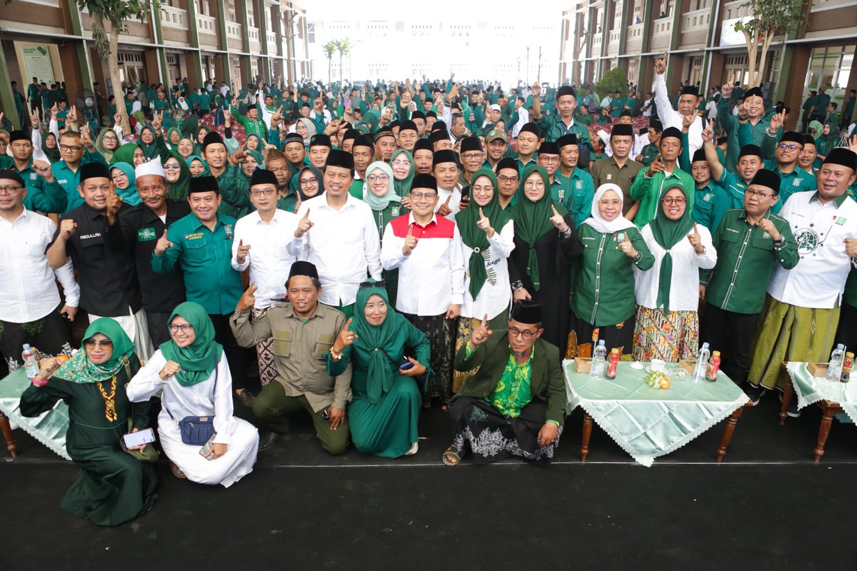 cakimiNOW's tweet photo. Konsolidasi pemenangan bersama seluruh struktur PKB dan Caleg se-Jawa Tengah. Saya sampaikan bahwa kemenangan PKB di Jawa Timur dan juara kedua di Jawa Tengah adalah modal yang sangat cukup memenangkan AMIN 2024.

Kerja keras seluruh kader, seluruh pengurus, juga simpatisan PKB adalah kelanjutan keringat dan air mata para kiai, ulama, masyayikh, pejuang dan pendahulu kita.

Kita ingin berubah, kita tidak ingin seperti bisnis biasa saja, tapi kita ingin perubahan cepat dan terasa.

Insyaallah, Jateng PKB menang dan AMIN menang!

#AMIN
#aniesmuhaimin2024