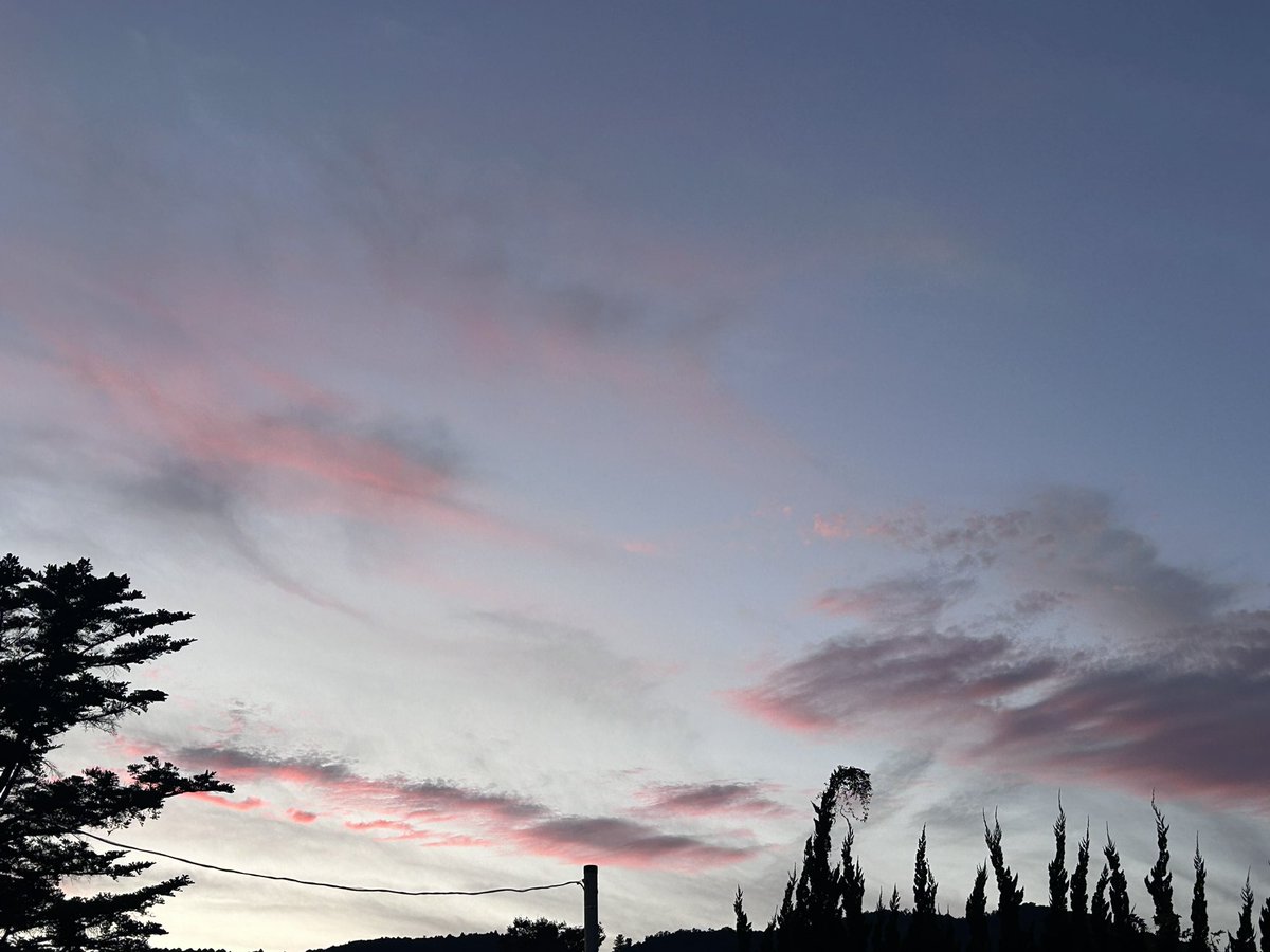 DHleechan's tweet photo. 夕方の空
ピンクと水色と灰色
結構好きな組み合わせ

#iPhone14  #イマソラ #カメラ散歩 #秋の夕暮れ #ファインダー越しの私の世界　#キリトリセカイ https://t.co/AMWNrqbbFG
