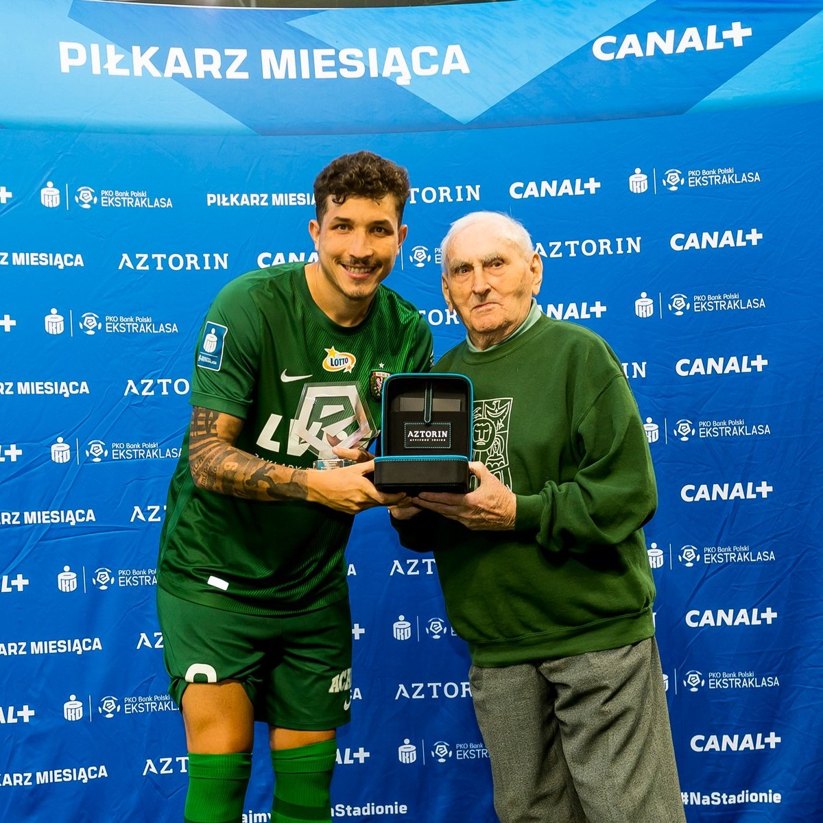 🔝 <a href="/Erikexposito23/">Erik Expósito</a> z drugą z rzędu nagrodą "Piłkarza miesiąca" <a href="/_Ekstraklasa_/">PKO BP Ekstraklasa</a>🏆

Statuetkę odebrał z rąk Zdzisława Sarny, 94-letniego kibica, który chodzi na mecze Śląska od ponad sześciu dekad! 💚 #ToJestTwójKlub