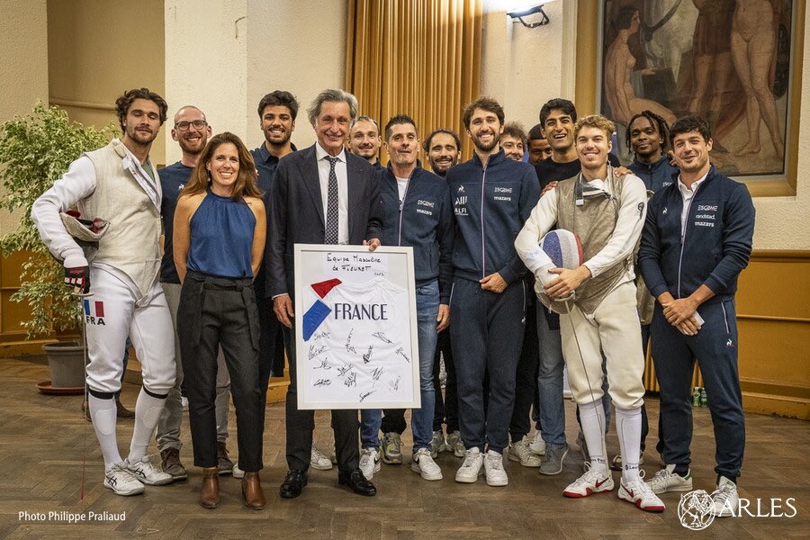 ⚔️ L’ÉQUIPE DE FRANCE D’ESCRIME À ARLES !

🇫🇷Clap de fin sur un stage d’une semaine, à #Arles, de l’équipe de France olympique de fleuret (escrime).

En 2024, <a href="/VilleArles/">Ville d'Arles</a> vibrera au rythme du sport avec notamment l’accueil de la flamme olympique et le retour du <a href="/TourProvenceOFF/">Tour de la Provence</a>