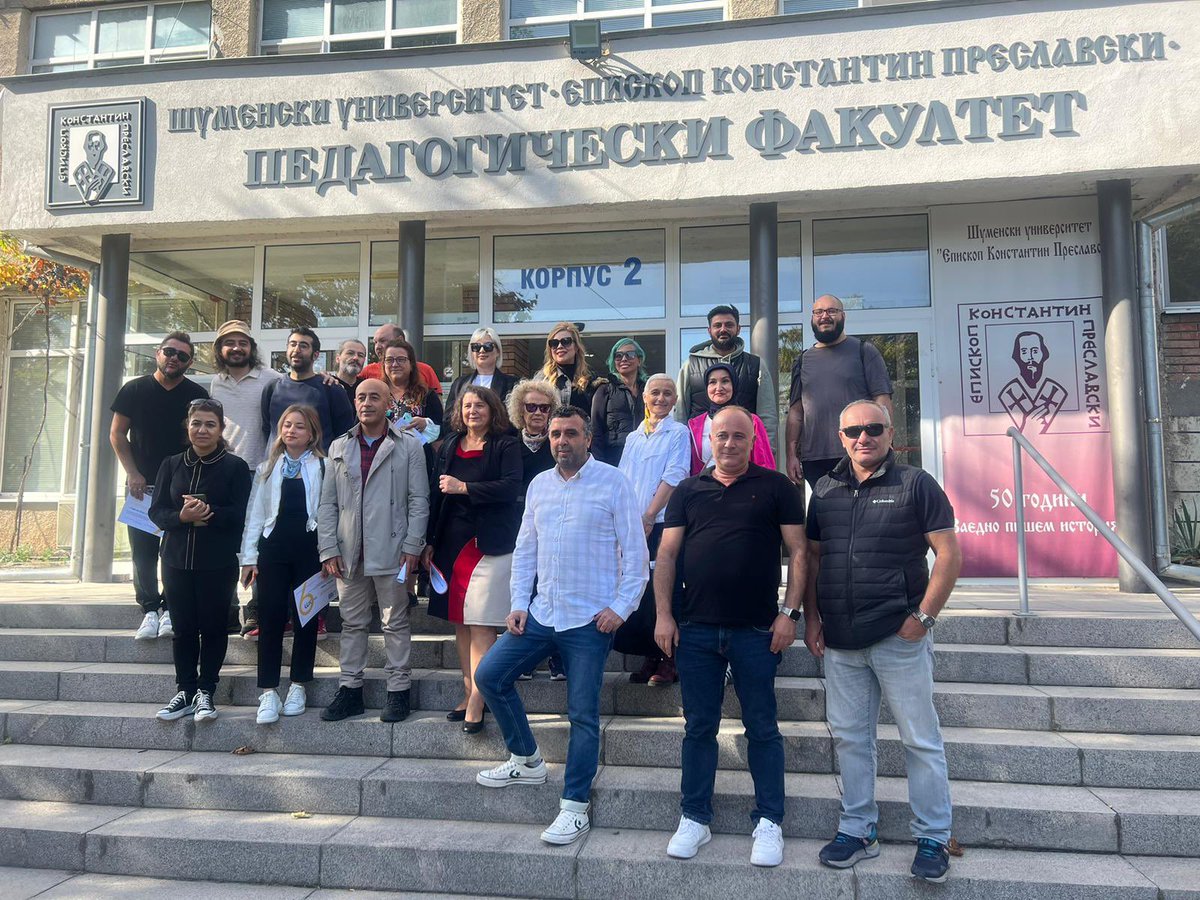 onurerdiren's tweet photo. Bulgaristan Shumen Üniversitesi Resim Çalıştayı ve Sergimizden... Çok keyifli 4 gün geçtirdik. Tüm hocalarıma teşekkür ederim. #art #exhibition #bulgaria https://t.co/qzGHIlo42B