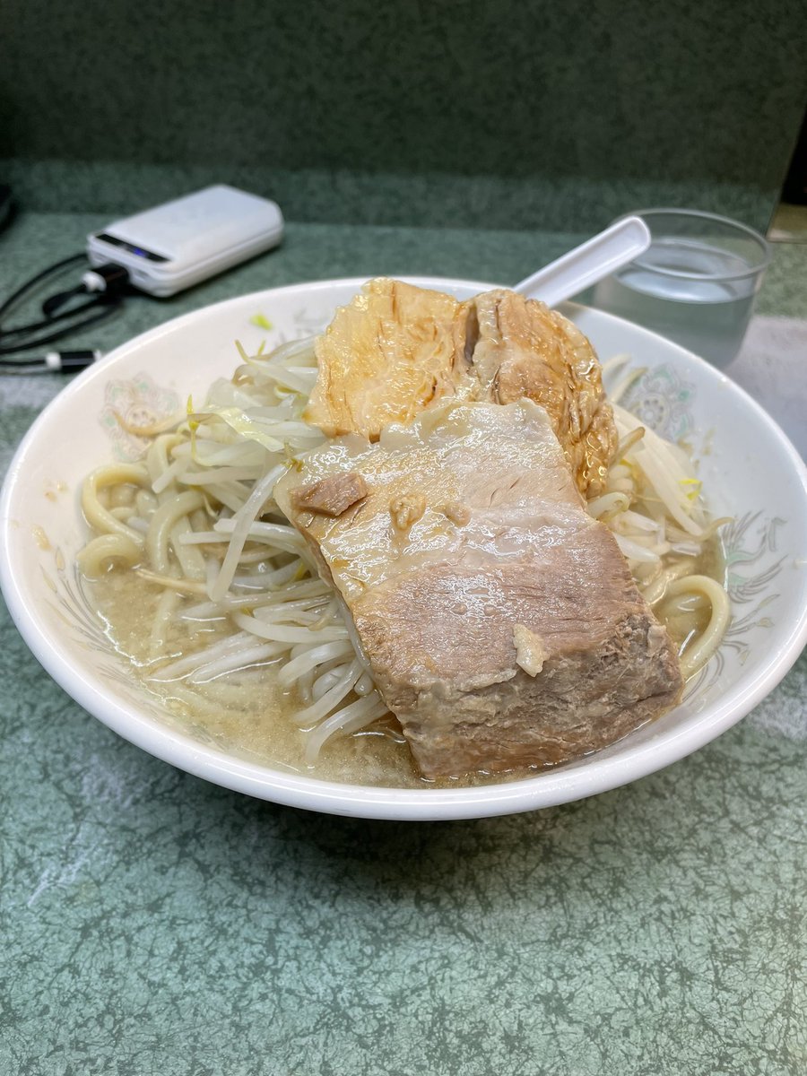 169753309's tweet photo. ラーメン二郎　小滝橋通り店
小ラーメンニンニク抜きアブラ（液体）カラメ
比較的量も少なめで後半も美味しく食べれる
#ラーメン二郎
#小滝橋通り店
#二郎
#26
#ニンニク入れますか https://t.co/VYIsJoQnSR