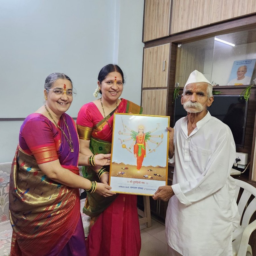 सांगली येथे ‘शिवप्रतिष्ठान हिंदुस्थान’ च्या आयोजित श्री दुर्गामाता दौड निमि‌त्त पू. संभाजी भिडे गुरुजी यांची सनातन संस्थेचे संस्थापक परात्पर गुरु डॉ. जयंत आठवले यांच्या उ‌त्तराधिकारी श्रीसत्‌शक्ति (सौ.) बिंदा सिंगबाळ आणि श्रीचित्‌शक्ति (सौ.) अंजली गाडगीळ यांनी घेतली सदिच्छा भेट !