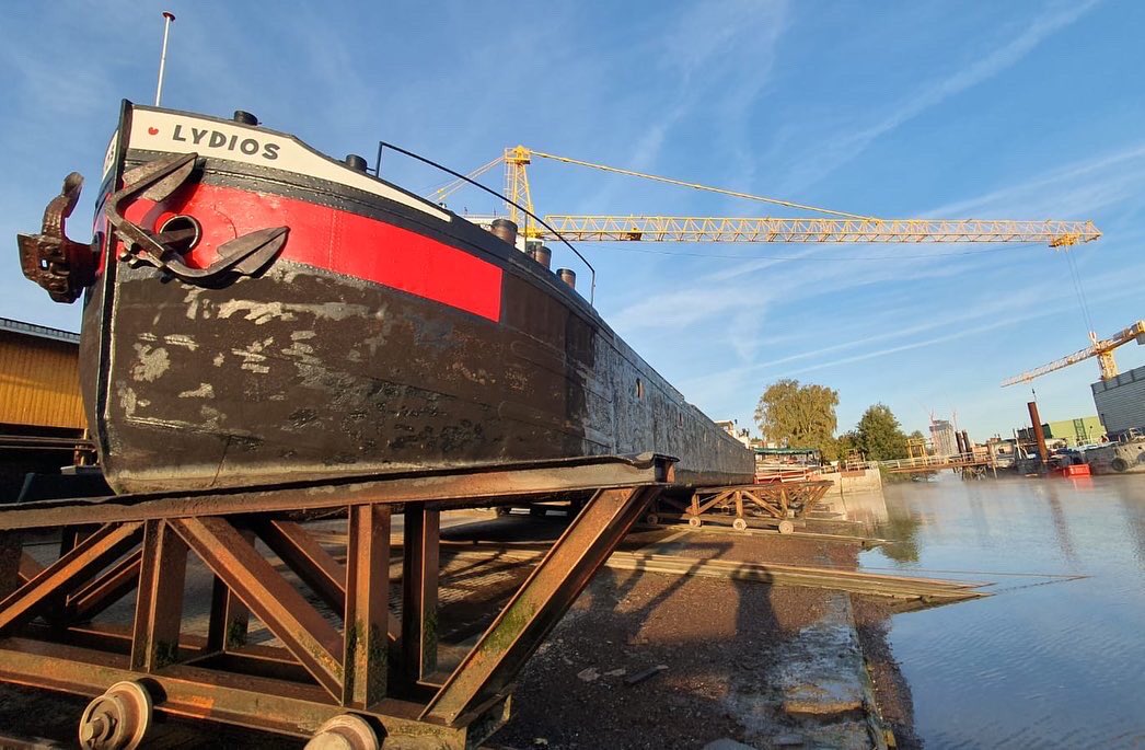 kanal_77's tweet photo. Hübsch gemacht! Nach ein paar Tagen auf der Werft kommt das #Hotelschiff morgen zurück in den Harburger #Hafen #kanal77 #schlafenimhafen #hotel #hamburg #harburg #bedandbreakfast #industrial #schiff #ships #shiplife  https://t.co/sHyOcdwblw https://t.co/mAgKRf0r06