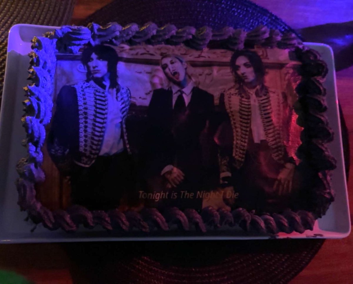 Happy birthday to meee!!🖤🖤
@SebastianDanzig @RemingtonLeith @EmersonBarrett @PalayeRoyale