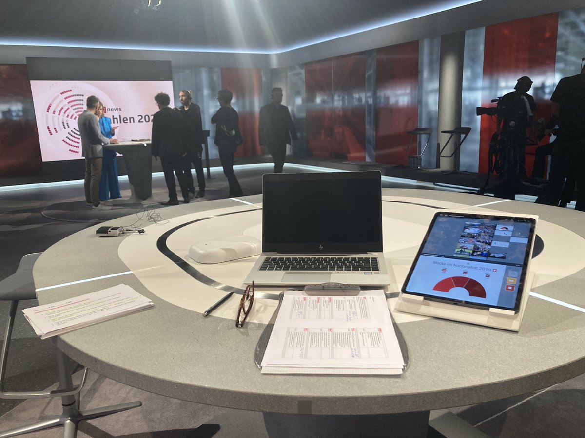 Mein Arbeitsplatz für die nächsten 13 Stunden. Analyse mit <a href="/LukasGolder/">Lukas Golder</a>. Im Studio mit <a href="/NathalieChris18/">Nathalie Christen</a> und <a href="/CurdinV/">Curdin Vincenz</a>. Support: <a href="/OFueter/">Oliver Fueter</a>. #WahlenCH23