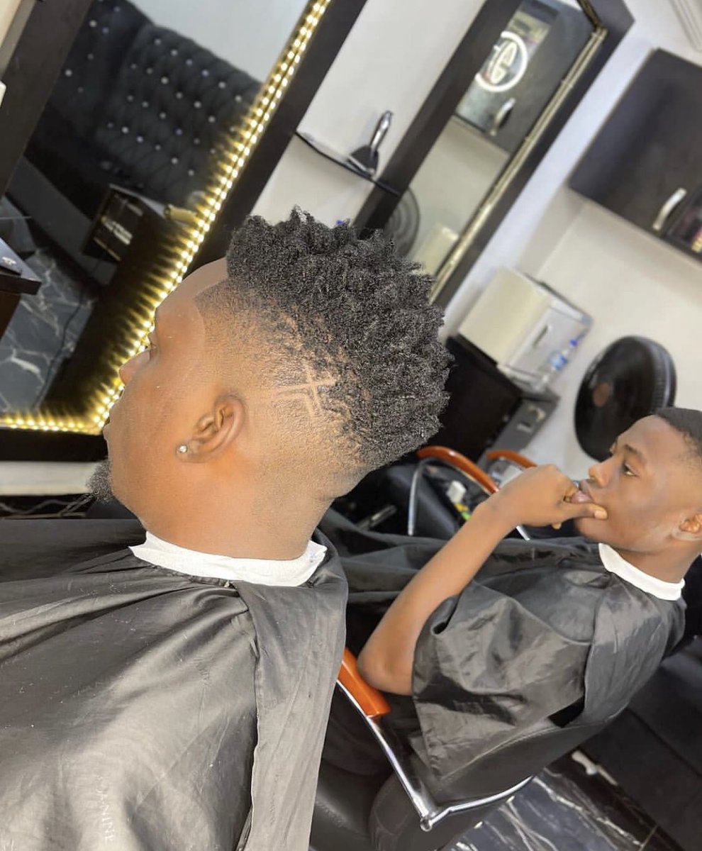 naijatopbarbers's tweet photo. Haircut @azCut
#life #love #barber #barbershop #wahl #fade #haircut #andis #barberlove #barberlife #lagos #naija #naijatopbarbers #naijacelebrity #beauty #grooming #nigeria #lekki #andismaster #men #barbershopconnect https://t.co/LumI30Gp0Y