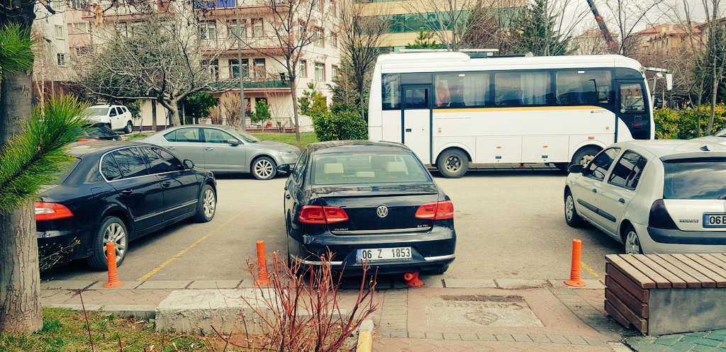 Beceriksizlik ya da umursamazlık... her halükarda defol git trafikten, men edil, kaybol, uyuz etme adamı, çıldırıyorum, gözlerim kanadı, ya sabır.