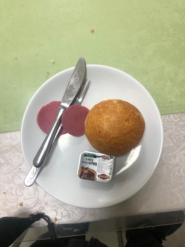 <a href="/etkilihaber/">Etkili Haber</a> Bence çok güzel bir kahvaltı. Benim oğlumun Ankara Hatice Cemil Ercan Fen Lisesi’nde sabah çıkan kahvaltısı şu şekilde.
Yumurtayı görseler bomba zanneder öğrenciler.