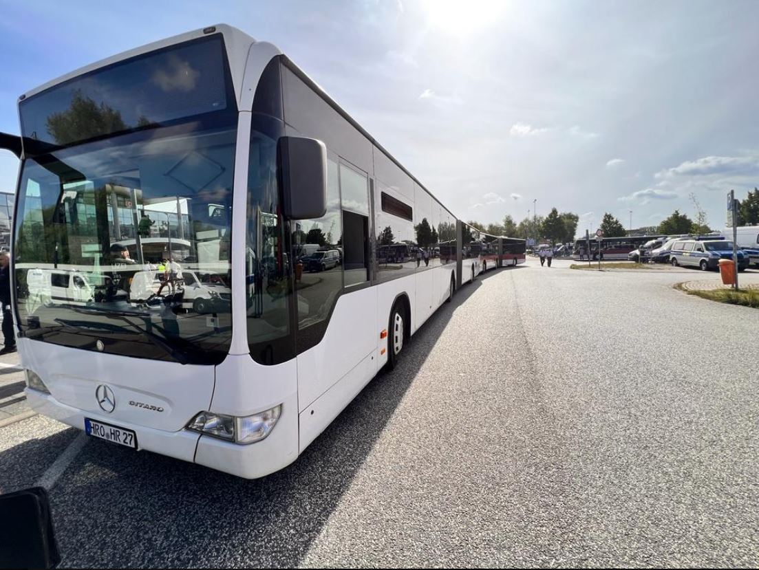 Polizei_MV's tweet photo. An alle Fans aus #Kiel :
Herzlich willkommen in #Rostock !
Die #Shuttlebusse stehen auf der Südseite des Hauptbahnhofs für euch zur Verfügung!
Denkt daran, dass in den Bussen keine Glasflaschen und -behälter erlaubt sind.
#FCHKSV #2liga #Ostseestadion https://t.co/fKtYWyp1nt