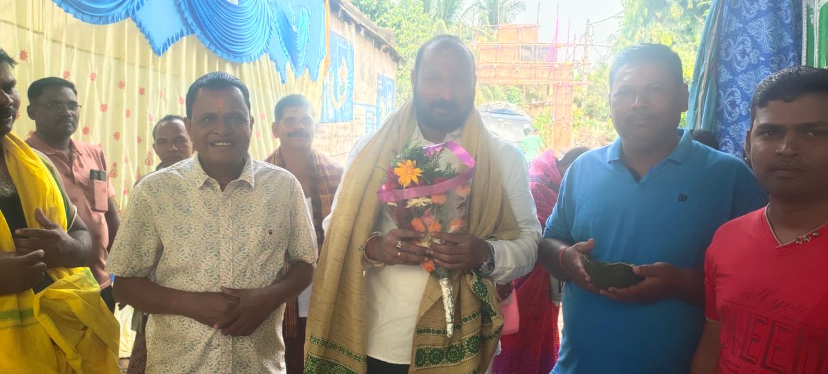 Bapu4Talcher's tweet photo. ମା ମହିଷା ମରଦିନି ଦୁର୍ଗତିନାସିନୀ ମା ଦୁର୍ଗା ଦେବୀଙ୍କ ପବିତ୍ର ଅଷ୍ଟମୀ ପୂଜା ଅବସରରେ ହାଣ୍ଡିଧୂଆଁ ଠାରେ ଆୟୋଜିତ ହୋଇଥିବା ମା ଦୁର୍ଗା ଙ୍କ ପୂଜା ମଣ୍ଡପ ପରିଦର୍ଶନ କରି ମା ଙ୍କ କୃପା ଭିକ୍ଷା କରିବା ସହ ଜଗତର କଲ୍ୟାଣ ନିମନ୍ତେ ପ୍ରାର୍ଥନା କରୁଅଛି ।। https://t.co/KpnGUmJptH