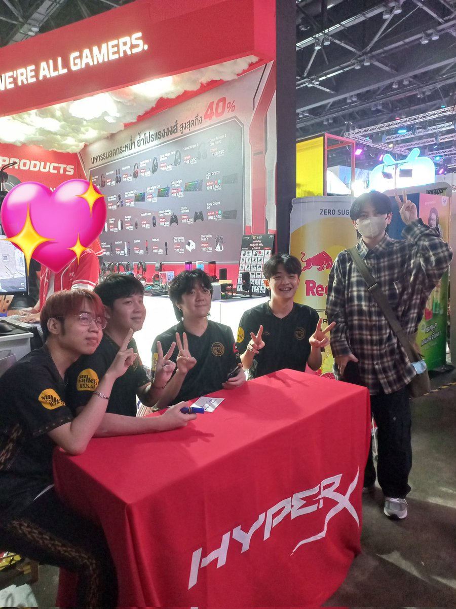 IamFaiipps's tweet photo. สองนิ้วน่ารักมากค้าบ 💛✌️
#TGSxMiTH https://t.co/xlBVC9Igms