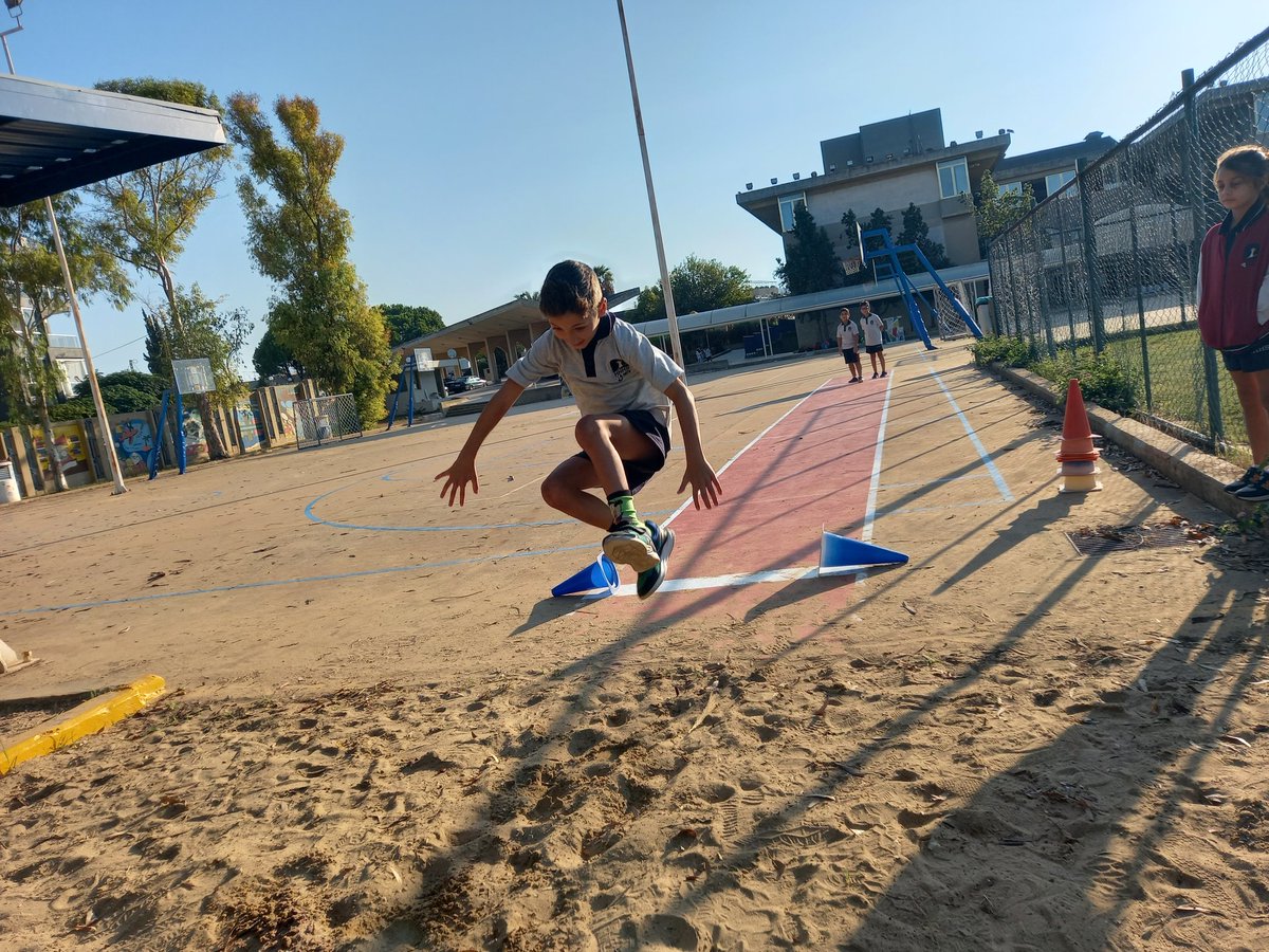 بعد قيام متعلمو الصف الثالث بتمارين الوثب على ارض الملعب،طبق المتعلمون الوثب الطويل على حفرة الرمل.
<a href="/dina_jradi/">Dina Jradi</a> <a href="/TawilNoor/">Noor Taweel</a> <a href="/Hhhsinfo/">Houssam Hariri HS</a>  <a href="/sashgh/">Sasha Ghosn</a> <a href="/HamamMaha/">Maha 🇱🇧 Hamam</a> <a href="/NisrinMasri2/">Nisrin Masri</a>