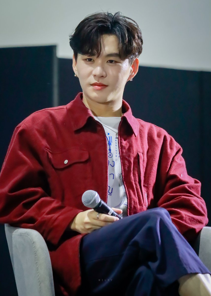 Immilky3's tweet photo. "เมื่อวานหนูเจอพี่มังกรคนหล่อค่ะ" 

#BookfairxAbsoluteZero
#bbverpj @bbverpj
#photobymilky https://t.co/rTKB1sv1lF