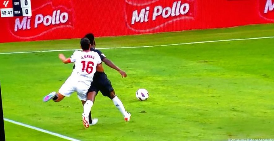 No es sólo un empujón, es una zancadilla. El problema no es sólo que no se señalase, sino que te lo expliquen.