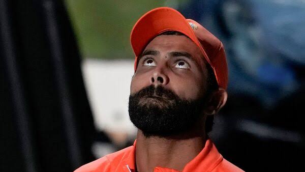TIKGlobalMedia's tweet photo. 🏏 It's a rare sight! 😲 Ravindra Jadeja drops a catch.
11 Over
Score 40-2
🙌 #Cricket #Oops #Jadeja #HumanErrors https://t.co/7Zat0Ui1id