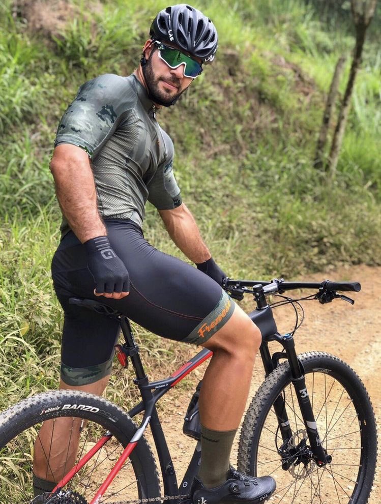 LaS1977's tweet photo. #skinsuit #lycra #lycra #bibshorts #guysinlycra #skintight #spandex https://t.co/zogHeUOK24