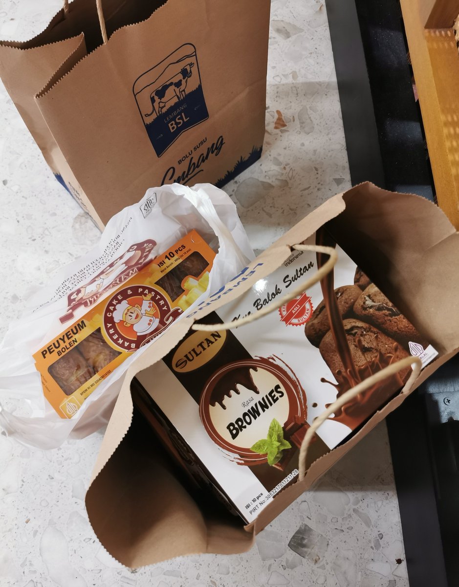 weiguang91's tweet photo. Nambah lagi oleh2nya. Besok makan nasi kecap seminggu dah. ๐ฅฒ #amit2 https://t.co/SWOUe8pCSB