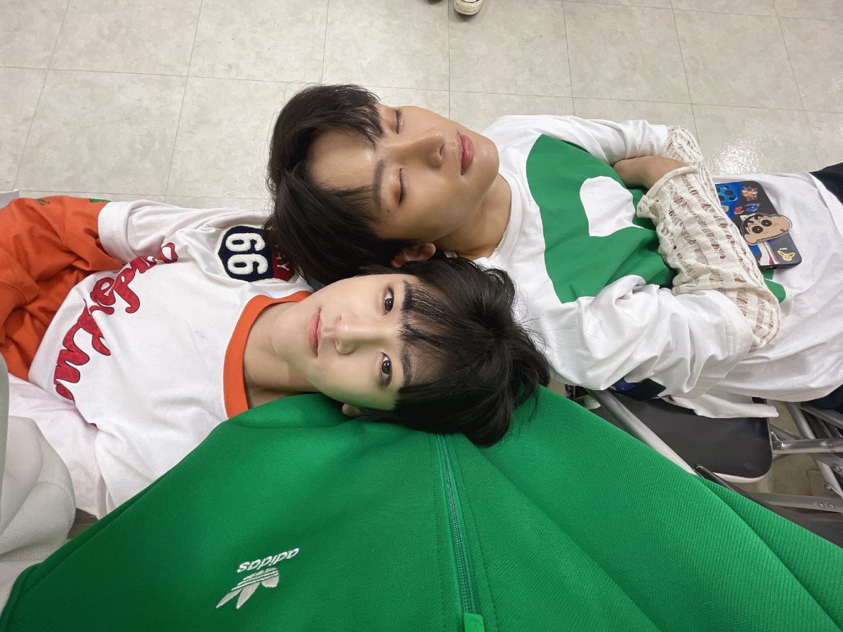 fantasyboys_mem's tweet photo. [#소울] 

히카리가 찍은 나와 내 다리에 누워있는 케이단이랑 링치🍬🦋🐻🦌🦊 

#FANTASYBOYS #판타지보이즈
#KSOUL https://t.co/Zm39g74kUI