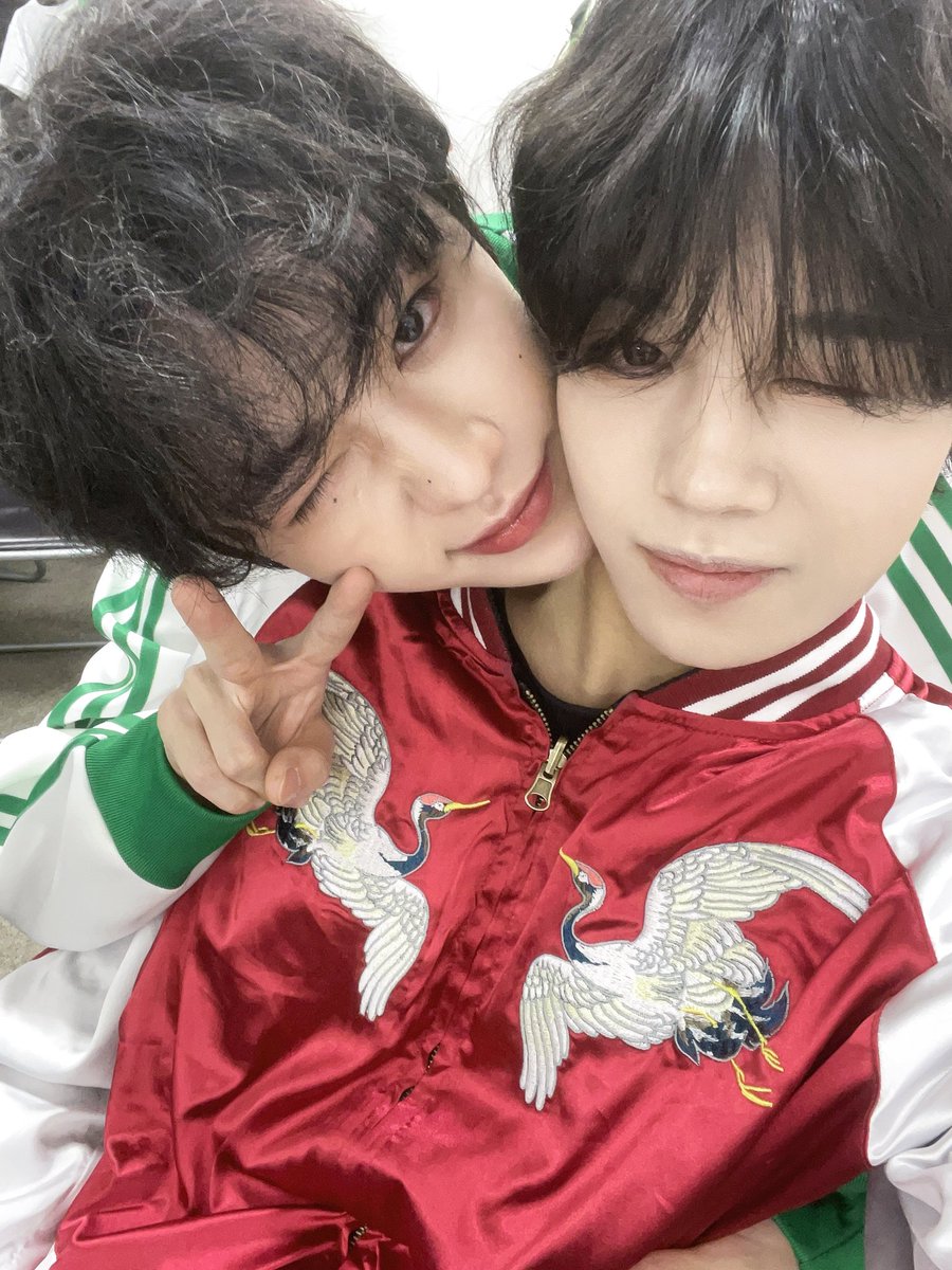 fantasyboys_mem's tweet photo. [#소울] 

히카리가 찍은 나와 내 다리에 누워있는 케이단이랑 링치🍬🦋🐻🦌🦊 

#FANTASYBOYS #판타지보이즈
#KSOUL https://t.co/Zm39g74kUI