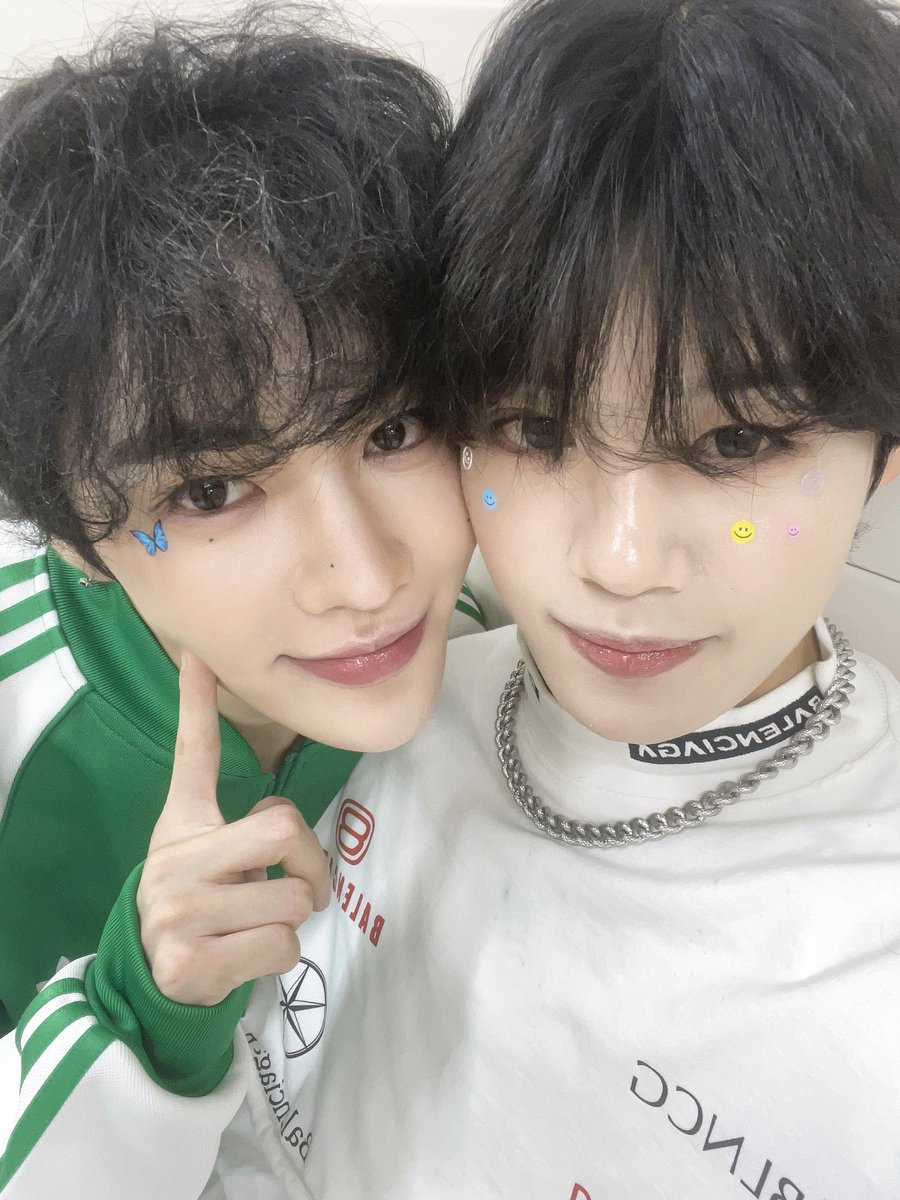 fantasyboys_mem's tweet photo. [#소울] 

히카리가 찍은 나와 내 다리에 누워있는 케이단이랑 링치🍬🦋🐻🦌🦊 

#FANTASYBOYS #판타지보이즈
#KSOUL https://t.co/Zm39g74kUI