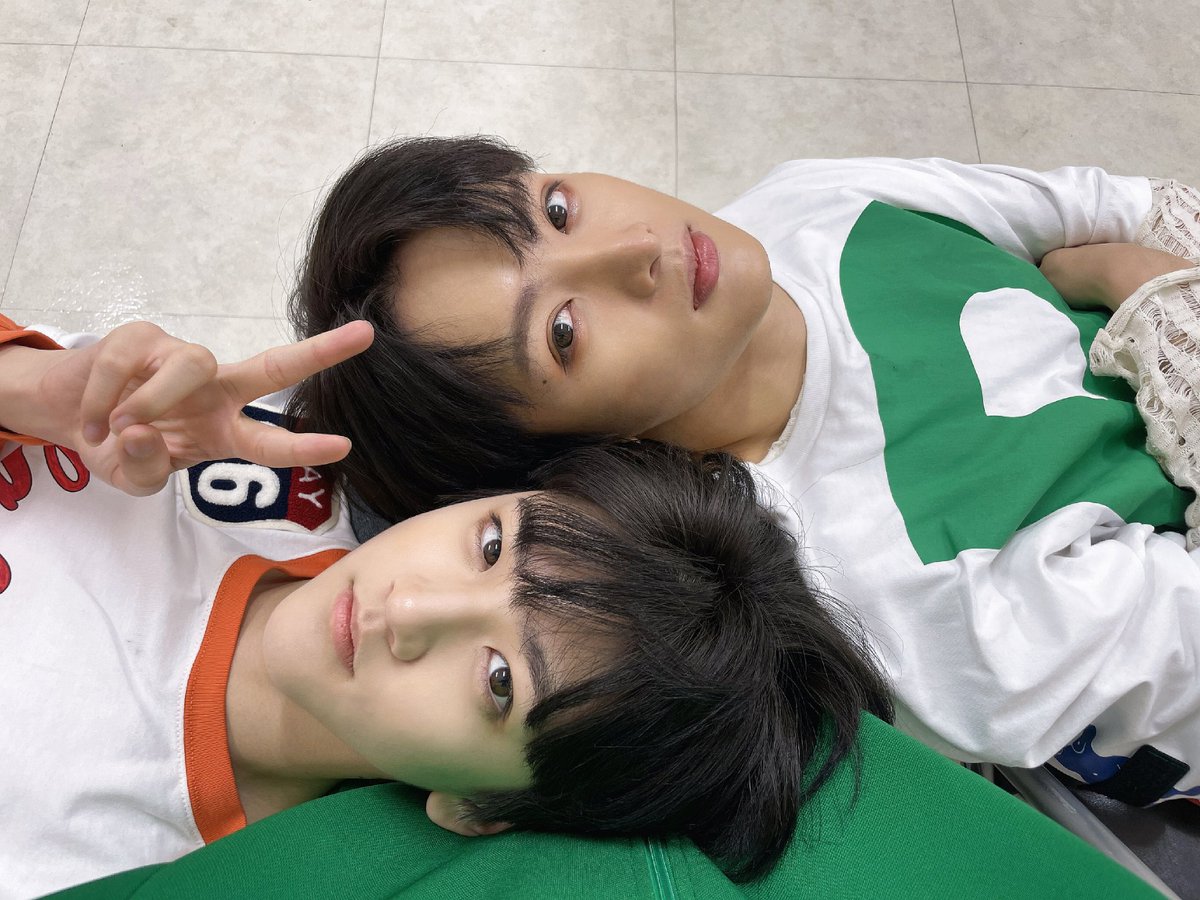 fantasyboys_mem's tweet photo. [#소울] 

히카리가 찍은 나와 내 다리에 누워있는 케이단이랑 링치🍬🦋🐻🦌🦊 

#FANTASYBOYS #판타지보이즈
#KSOUL https://t.co/Zm39g74kUI
