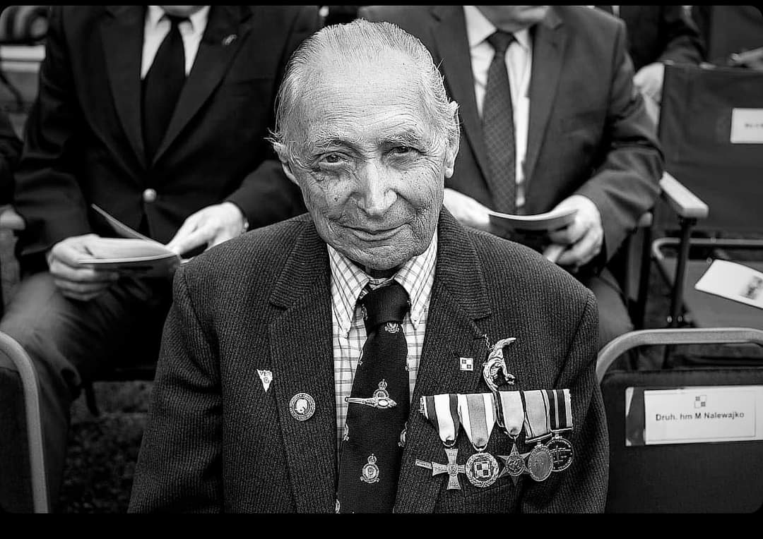 22.10.2023 🕯️ 
Wielki bohater, wspaniały człowiek, moj przyjaciel
CZEŚĆ JEGO PAMIĘCI
Dziś w Londynie w wieku 101 lat do błękitnej eskadry odszedł Jan Black Stangryciuk 😢, strzelec w dywizjonie 300

#JanStangryciuk #Dywizjon300 #300Squadron #lotnik #bohater #ostatniepozegnanie