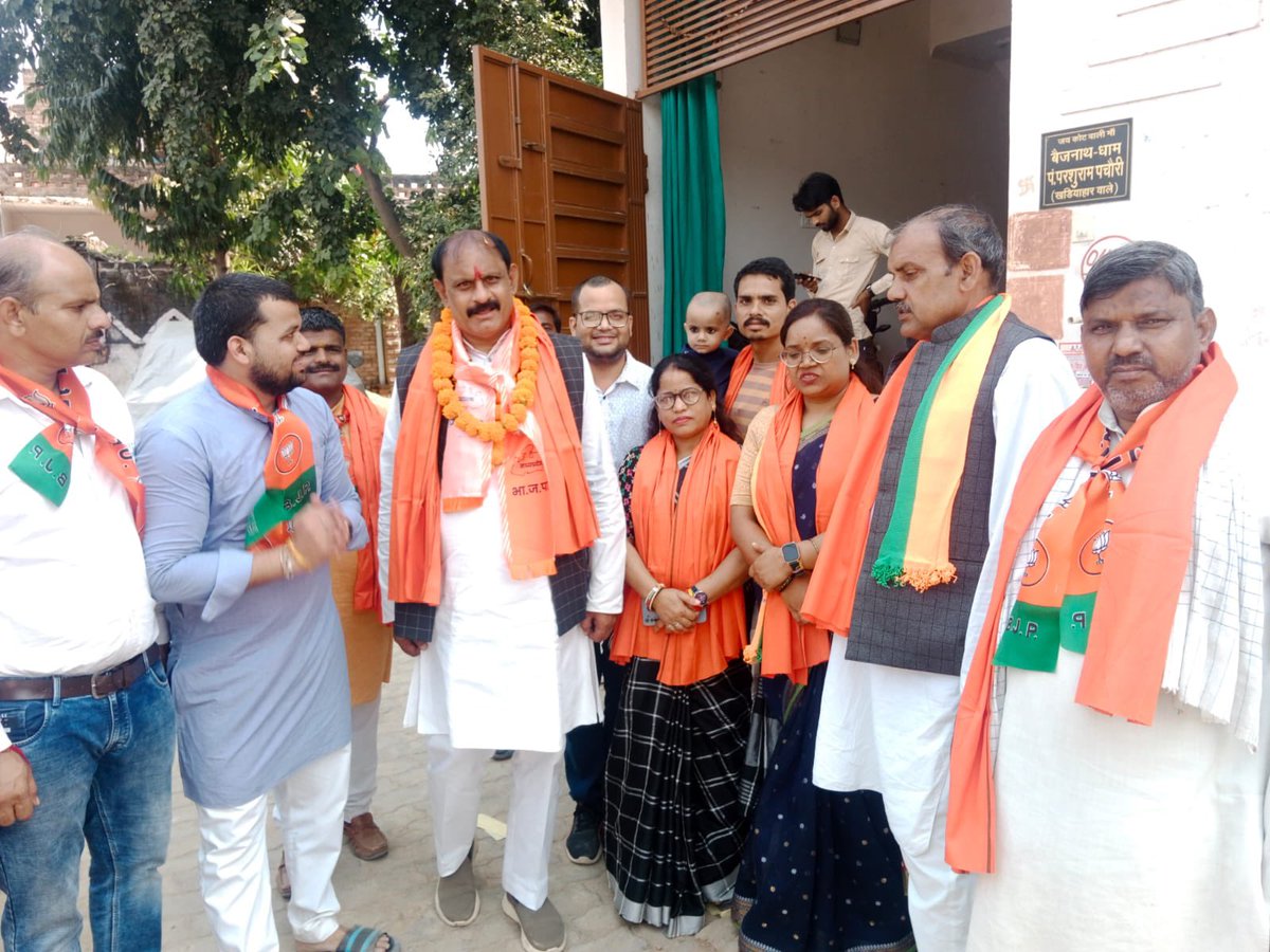 RahulParshuram1's tweet photo. #मुरैना_विधानसभा 
#BJYMMORENA 

आज वार्ड क्रमांक-15 में जनसम्पर्क के दौरान मेरे निज निवास पर मुरैना विधानसभा से भाजपा के प्रत्याशी श्री रघुराज सिंह कंषाना जी का आगमन हुआ॥

@ChouhanShivraj @vdsharmabjp @JM_Scindia @HitanandSharma @BJP4MP https://t.co/t8IydbAT6b