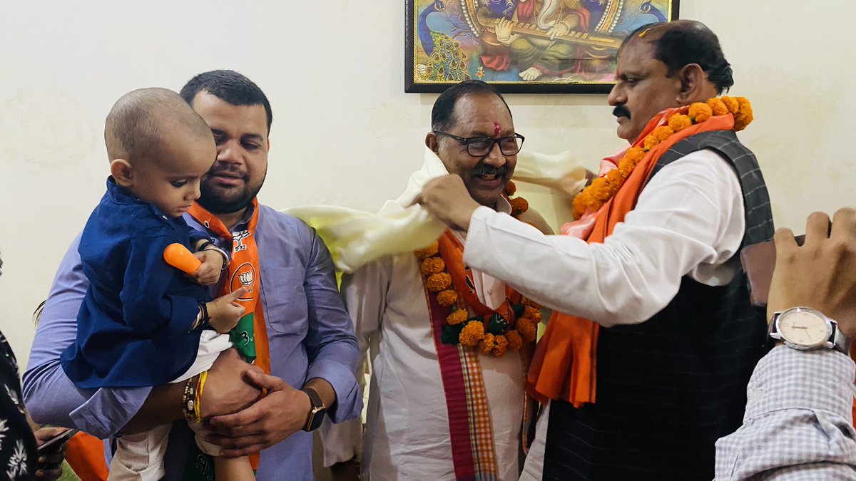 RahulParshuram1's tweet photo. #मुरैना_विधानसभा 
#BJYMMORENA 

आज वार्ड क्रमांक-15 में जनसम्पर्क के दौरान मेरे निज निवास पर मुरैना विधानसभा से भाजपा के प्रत्याशी श्री रघुराज सिंह कंषाना जी का आगमन हुआ॥

@ChouhanShivraj @vdsharmabjp @JM_Scindia @HitanandSharma @BJP4MP https://t.co/t8IydbAT6b