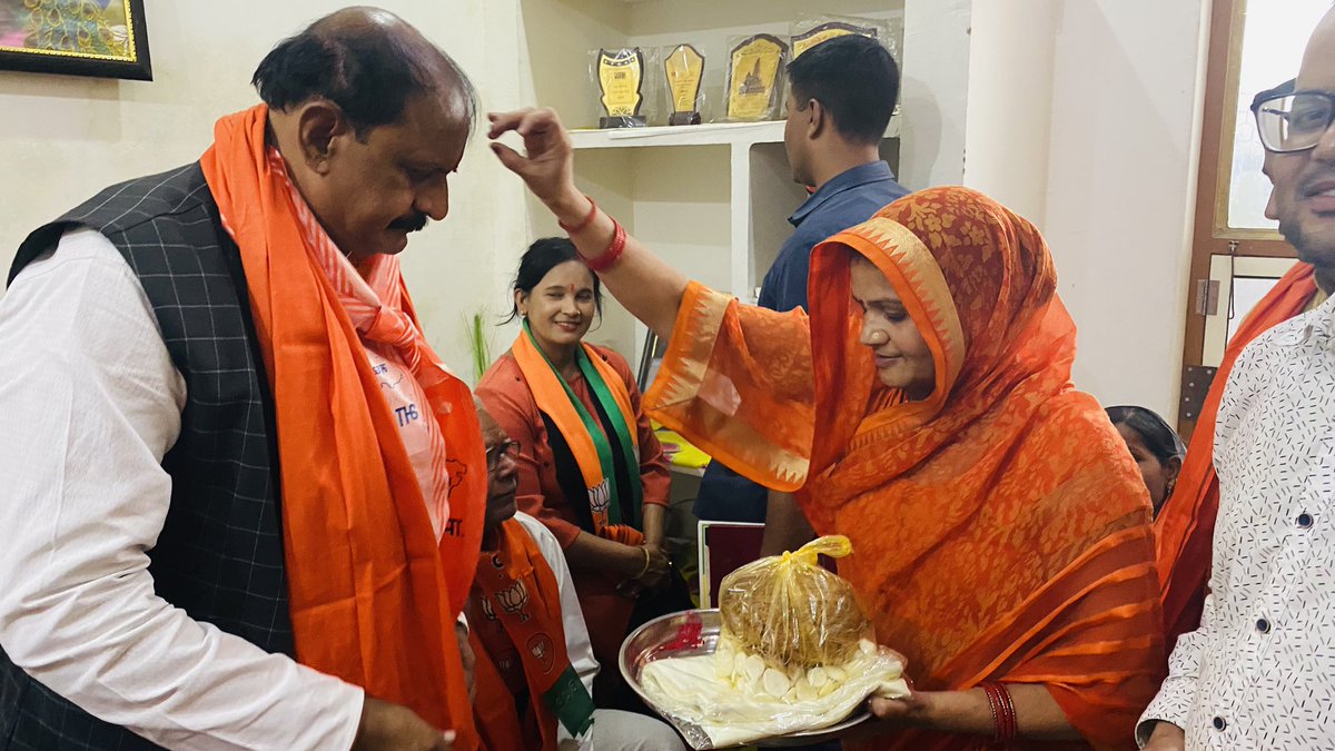 RahulParshuram1's tweet photo. #मुरैना_विधानसभा 
#BJYMMORENA 

आज वार्ड क्रमांक-15 में जनसम्पर्क के दौरान मेरे निज निवास पर मुरैना विधानसभा से भाजपा के प्रत्याशी श्री रघुराज सिंह कंषाना जी का आगमन हुआ॥

@ChouhanShivraj @vdsharmabjp @JM_Scindia @HitanandSharma @BJP4MP https://t.co/t8IydbAT6b