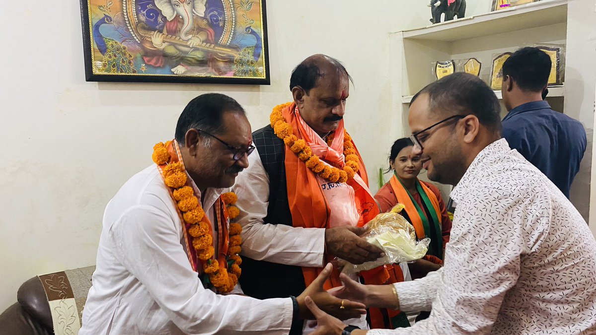 RahulParshuram1's tweet photo. #मुरैना_विधानसभा 
#BJYMMORENA 

आज वार्ड क्रमांक-15 में जनसम्पर्क के दौरान मेरे निज निवास पर मुरैना विधानसभा से भाजपा के प्रत्याशी श्री रघुराज सिंह कंषाना जी का आगमन हुआ॥

@ChouhanShivraj @vdsharmabjp @JM_Scindia @HitanandSharma @BJP4MP https://t.co/t8IydbAT6b