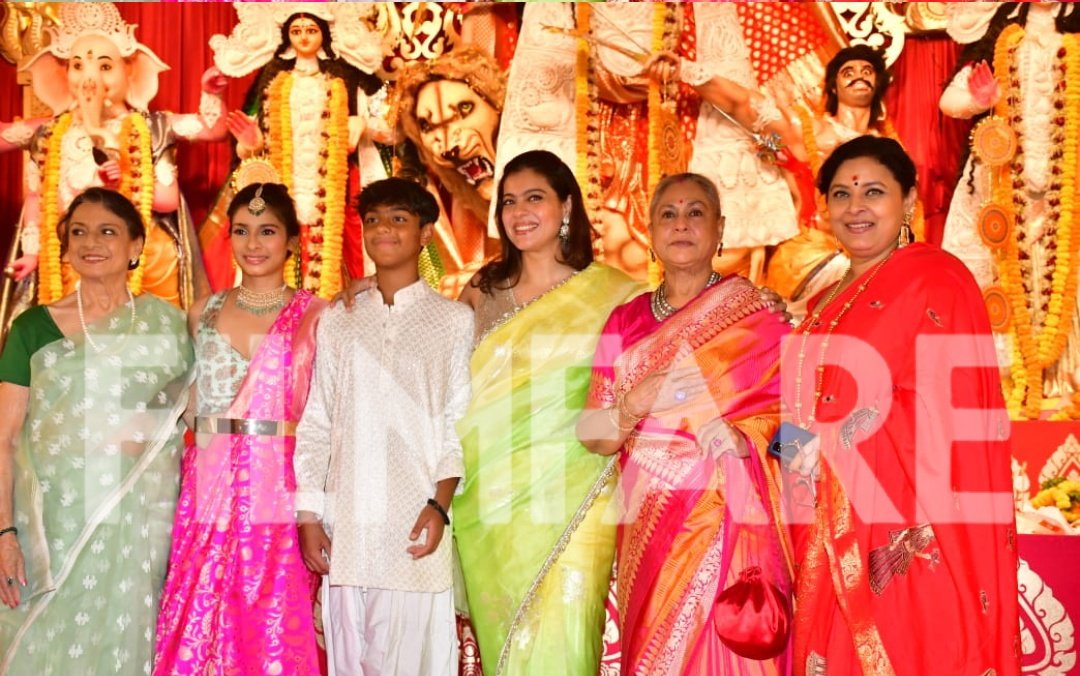 #Kajol, her son Yug Devgn, #TanishaaMukerji and #Tanuja get clicked with #JayaBachchan and #SharbaniMukherjee at a Durga Puja pandal in the city. ❤️✨