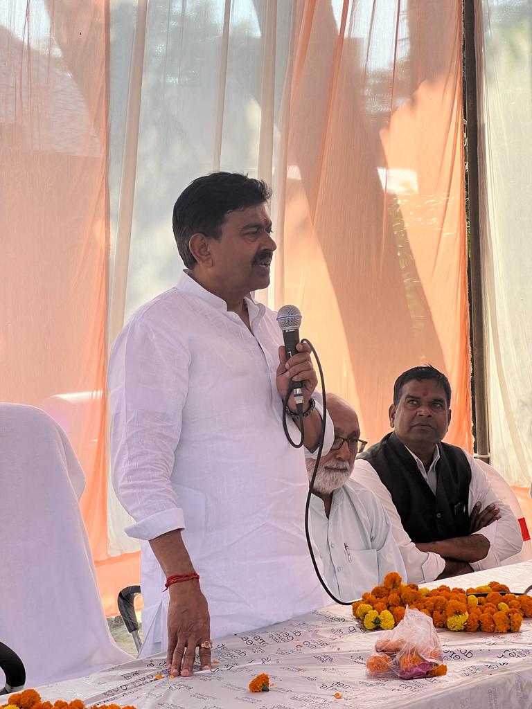 DeepakT72500280's tweet photo. मा•केंद्रीय गृह राज्य मंत्री 
श्री अजय मिश्र जी ने वि•सभा निघासन लोकसभा खीरी की ग्राम पंचायत गौरिया मे सांसद निधि   से बनी सड़क का लोकार्पण कर जनसभा को संबोधित किया इस अवसर पर भारी संख्या मे क्षेत्रवासी उपस्थित रहे ।
#NarendraModi #PMOIndia #JPNadda #AmitShah #ajaimishrateni https://t.co/uCQoKEtjS5