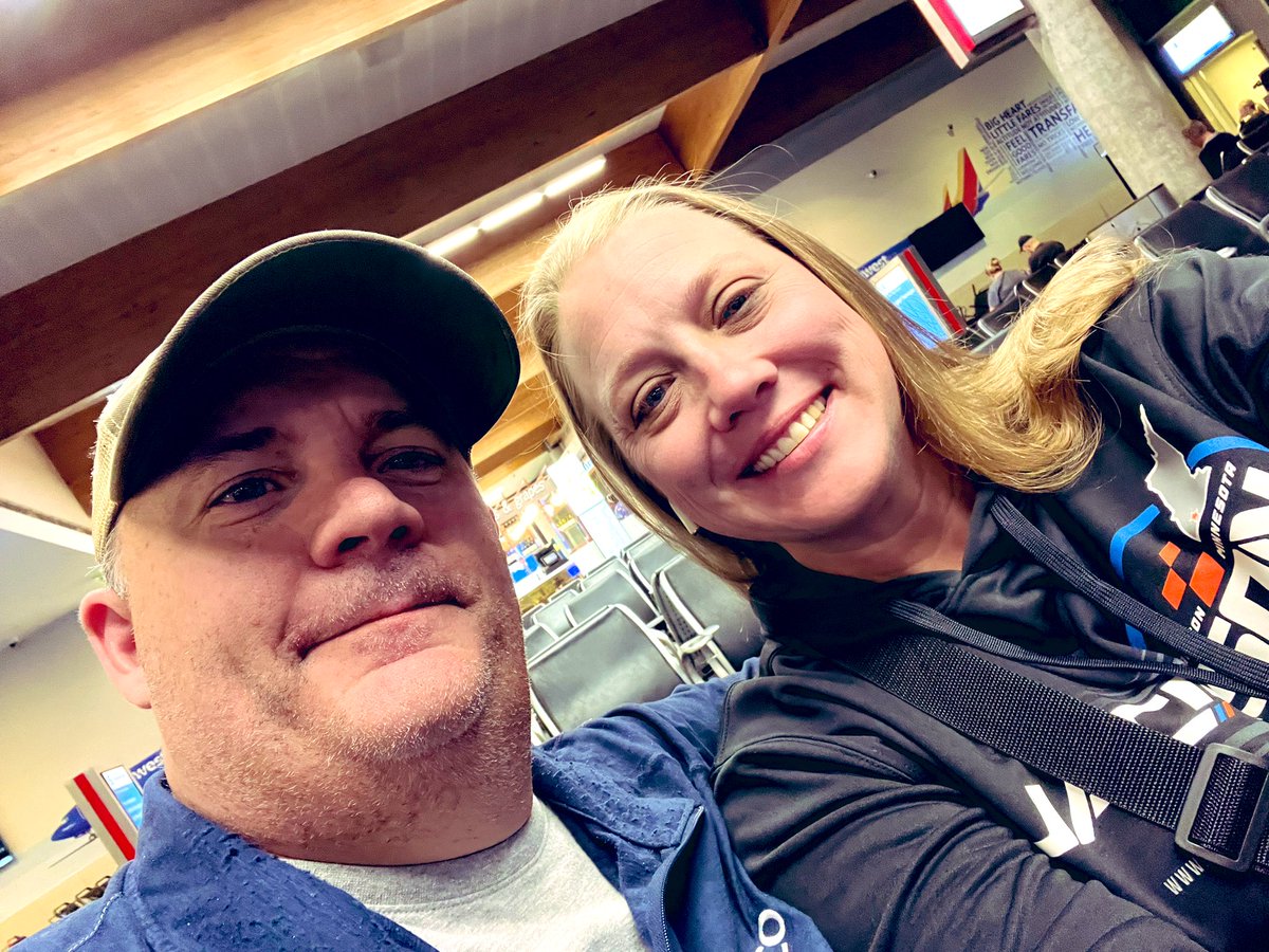 rlkrosch's tweet photo. Team no sleep. 
Left #devilsbowl after 1am. 
Shower, short cat nap,  airport by 4. But holy hell WHAT a finish for the #finalstampede @WorldofOutlaws 
#chasingcheckeredflags 🏁 https://t.co/LxiaoPTUkE