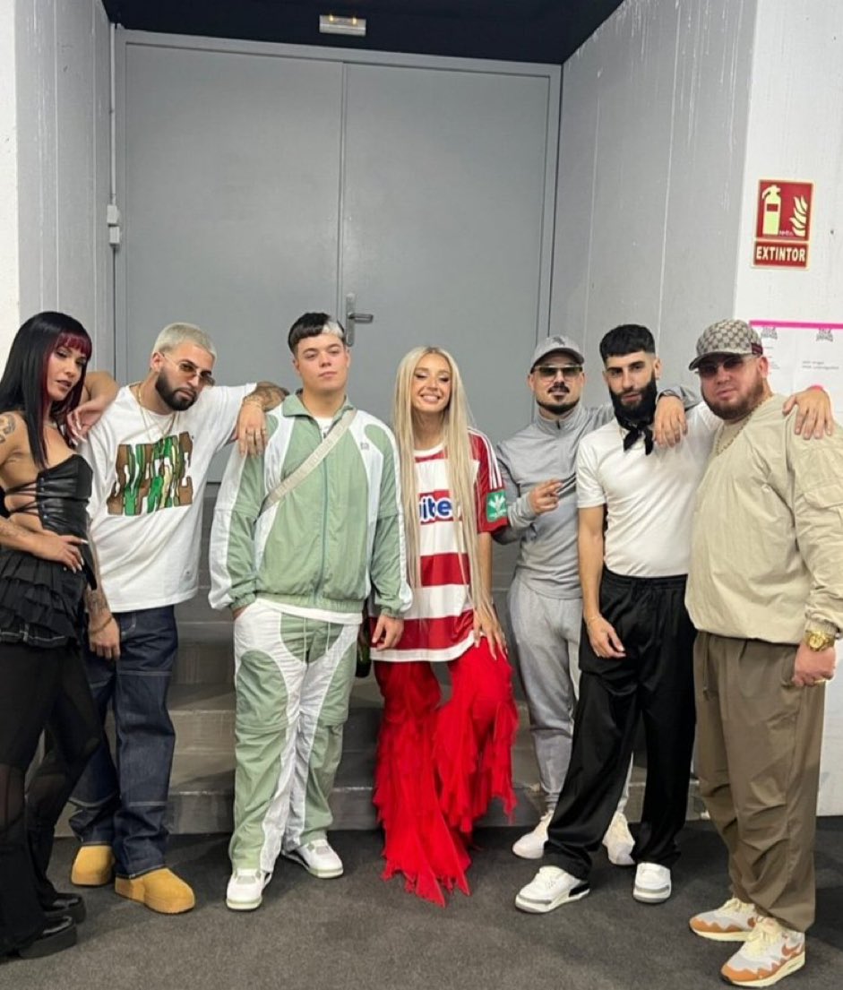 Lola Indigo montando  sobre el mismo escenario a Saiko, La Zowi, Dellafuente, Maka y Pepe y Vizio. Histórico.