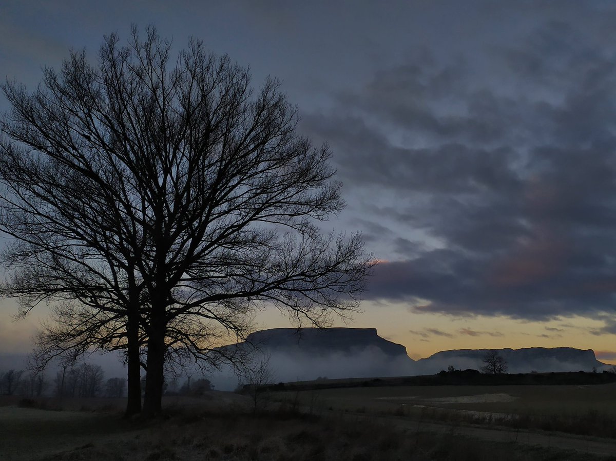 AMANECER EN PEÑA AMAYA
En el corazón del #Geoparque de Las Loras se alza la legendaria #PeñaAmaya. Sus solitarios riscos calizos son un libro abierto para el estudio de la geología y constituyen un señalado enclave para la arqueología e historia del norte de la Península Ibérica